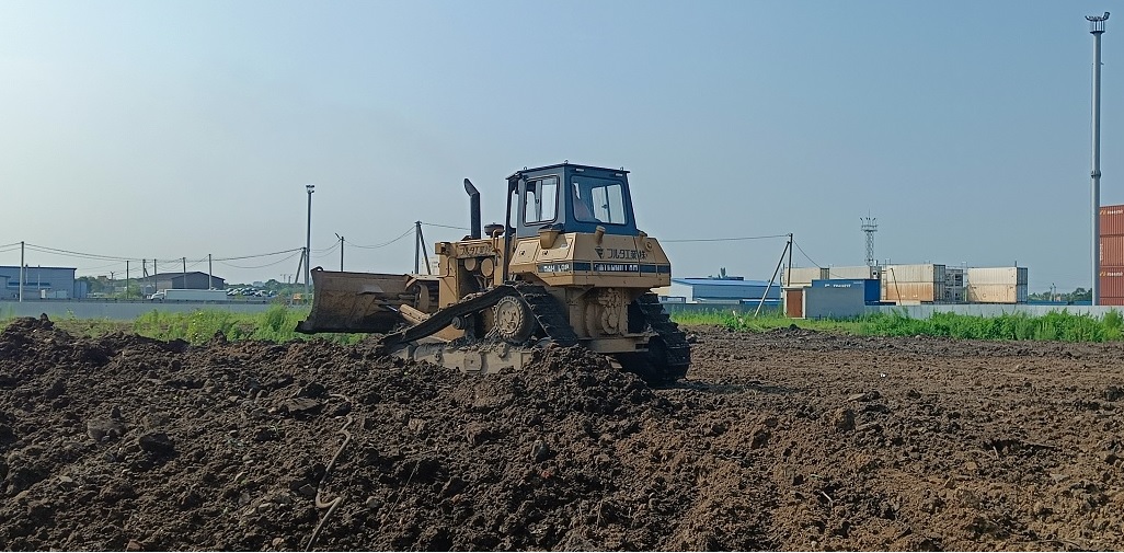 Бульдозер и экскватор роют и копают котлованы в Ингушетии