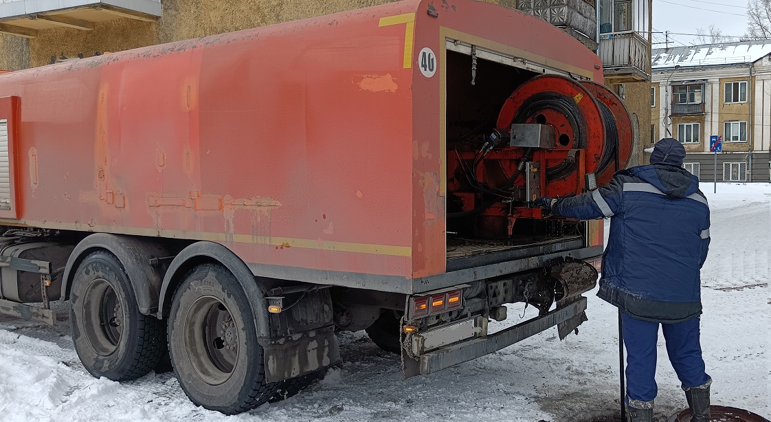 Каналопромывочная машина и работник прочищают засор в канализационной системе в Назрани